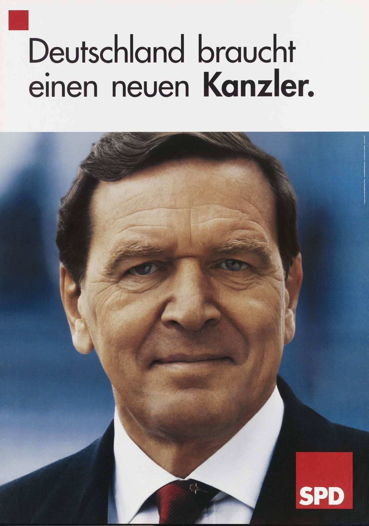 Motiv: Porträtfoto Gerhard Schröders (Farbfoto); im Bild unten rechts: SPD-Logo (rotes Quadrat, darin: SPD (weiß)); über dem Foto breiter weißer Streifen mit Text (schwarz): Deutschland braucht einen neuen Kanzler.